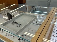 -无奔眼镜·蔡司·依视路授权店(朝阳大悦城店)