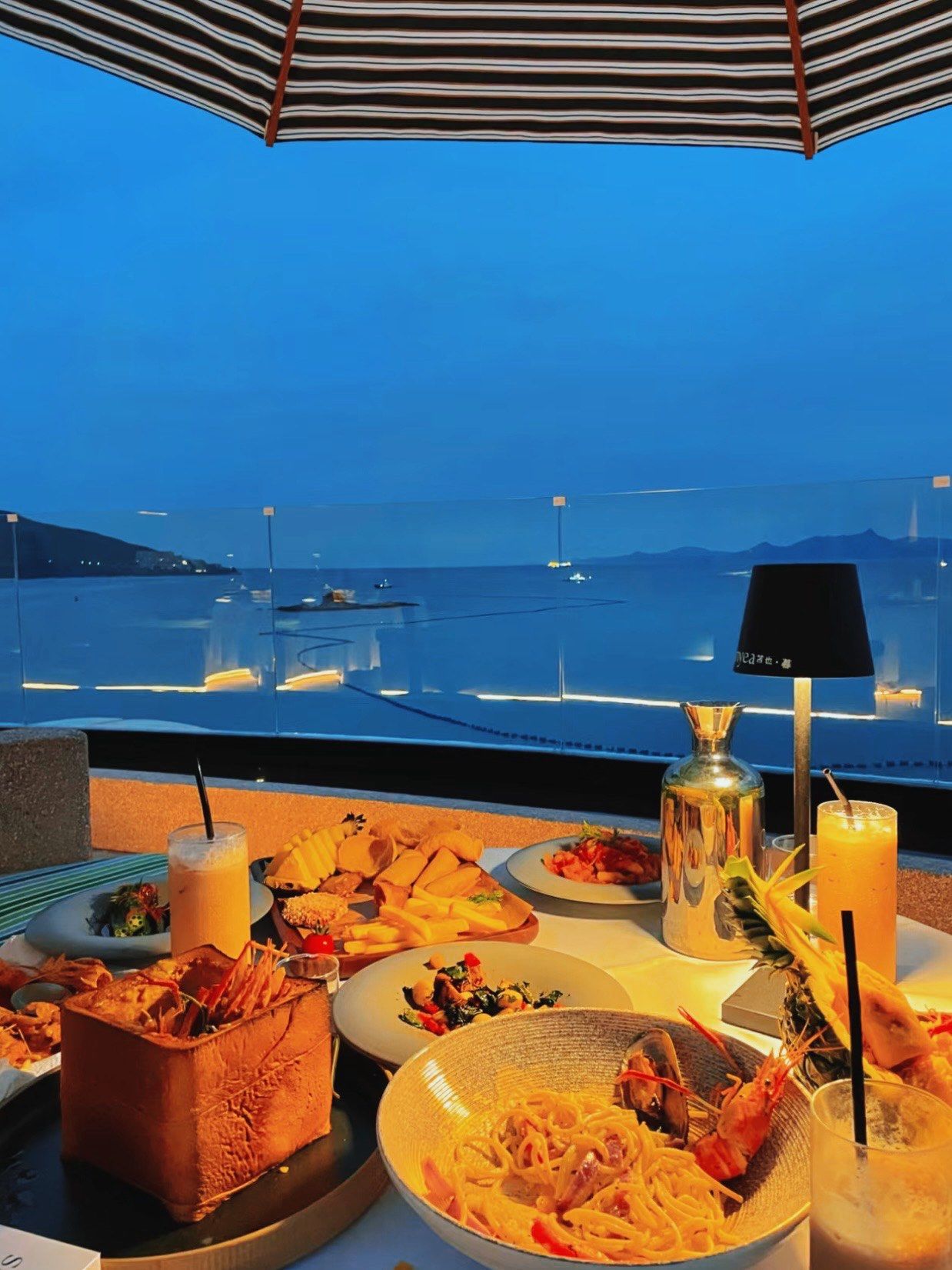 深圳南澳一家人气爆棚的悬崖海景餐厅,日落晚霞还有海边的晚风💕半