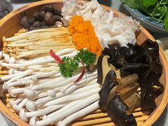 -尚尚仙·酸汤猪手·猪肚鸡火锅(华联万柳购物中心店)