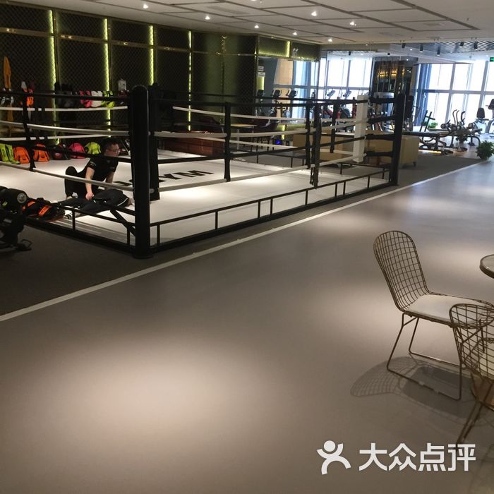 银吉姆·英派斯健身俱乐部