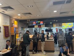 -麦当劳(上海虹桥站30B检票口楼上)