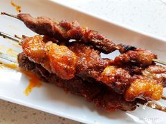 红柳串烤大块羊肉串。-伊祥·敦煌楼
