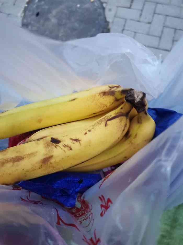 位置在上林轩的一个拐角水果种类齐全水果新鲜干净整齐价格实惠服务