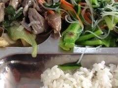 一层炒蘑菇和凉菜-北京外国语大学东院食堂