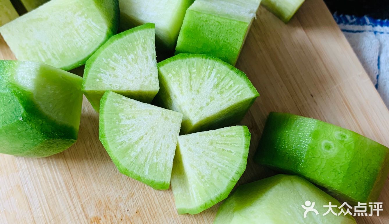 青红萝卜煲猪骨 准备材料 1.青萝卜