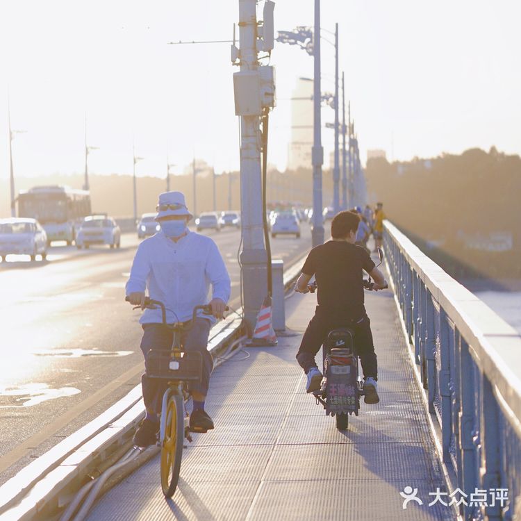 长江大桥上，夏天的风，正暖暖吹过