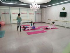 -Isee灰姑娘国际儿童艺术中心(证大·大拇指广场店)