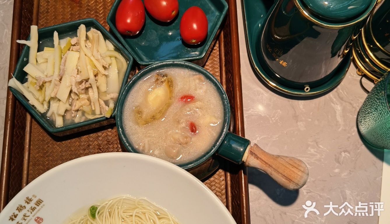 一碗松鹤楼的苏式面🍜，安抚受伤的胃，是舒服的味道。