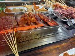 -哈尔滨小酒馆·鲜肉现穿自助烧烤(康新花园店)