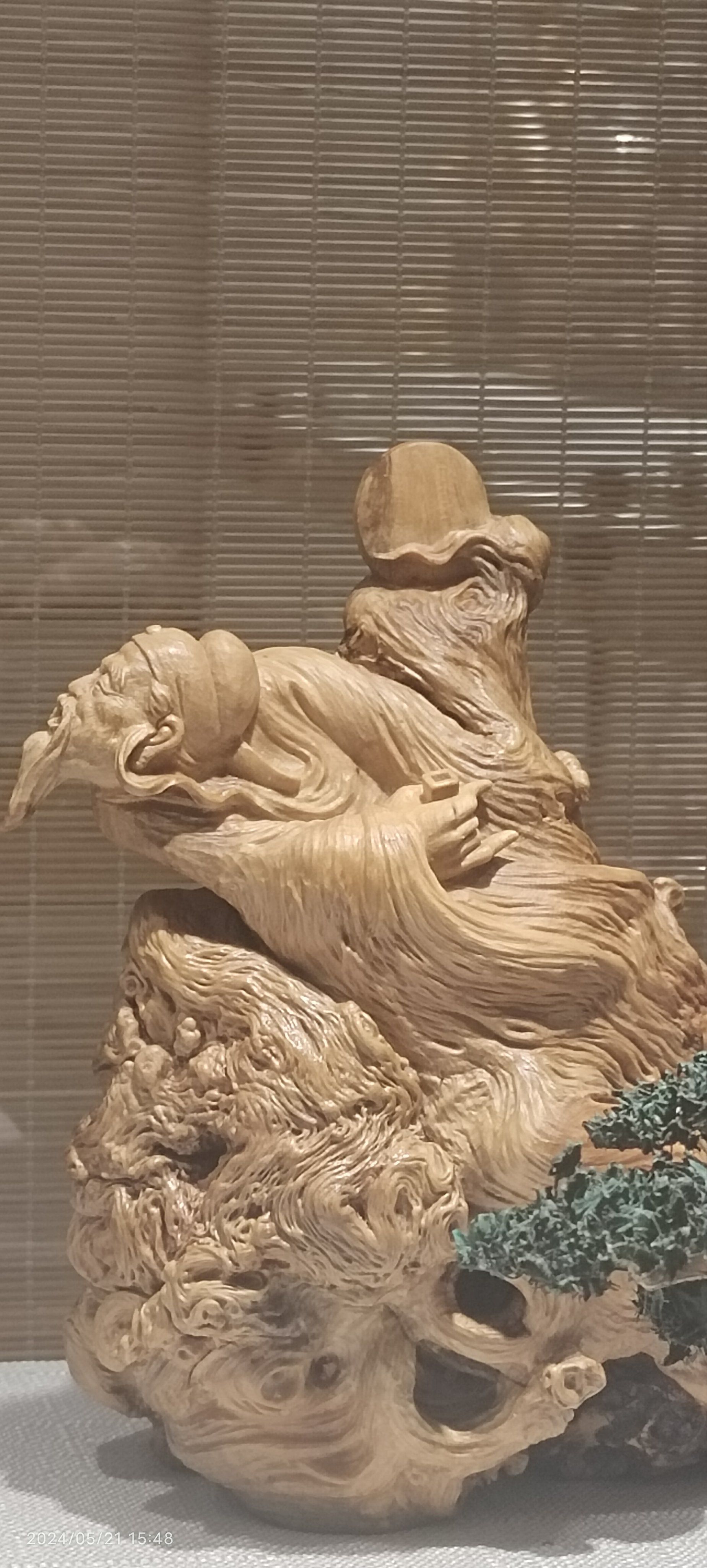 精致的降龙木雕刻摆件