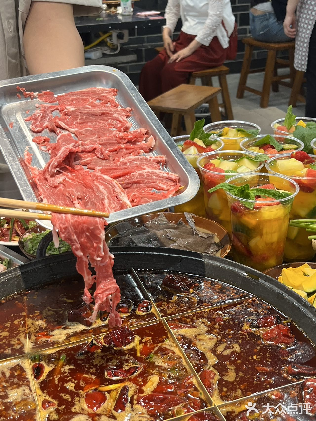 夏天来时代天街一定要冲这家火锅！鲜拌牛肉+冰镇水果捞