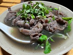 翘脚牛肉-大众跷脚牛肉馆·非遗传承单位(峨眉山店)