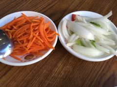 皮牙子（洋葱）和胡萝卜丝-哈密瓜抓饭(四平路店)