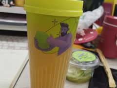 蜜桃乌龙柠檬茶-丘大叔柠檬茶(来福士广场分店)