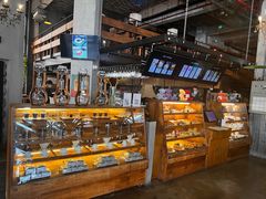 面包甜点陈列柜-24H COLOR咖啡厅(惠州金山湖店)