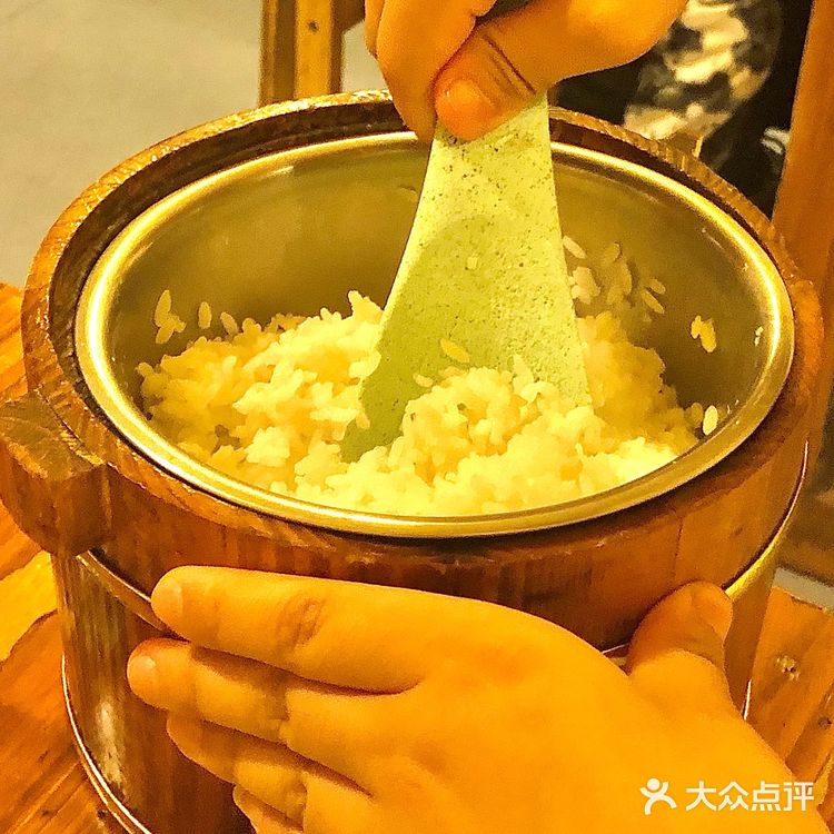 安财东门对面这家生意火爆的重庆鸡公煲[加油]排队一小时才吃上[大哭]