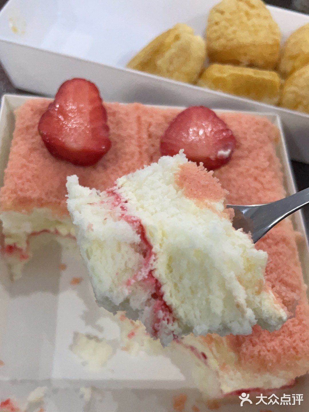 蒲公英性价比挺高的感觉,草莓蛋糕的蛋糕胚蓬松轻盈