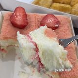 蒲公英性价比挺高的感觉,草莓蛋糕的蛋糕胚蓬松轻盈