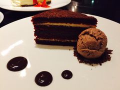 红丝绒蛋糕配巧克力酱-WOLFGANG PUCK KITCHEN & BAR(迪士尼小镇店)