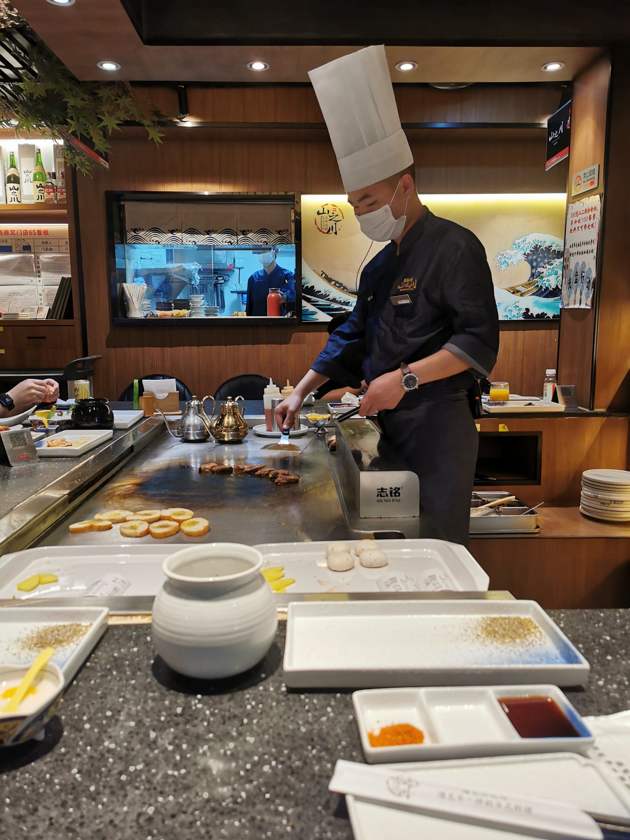 厨师烹饪热火朝天