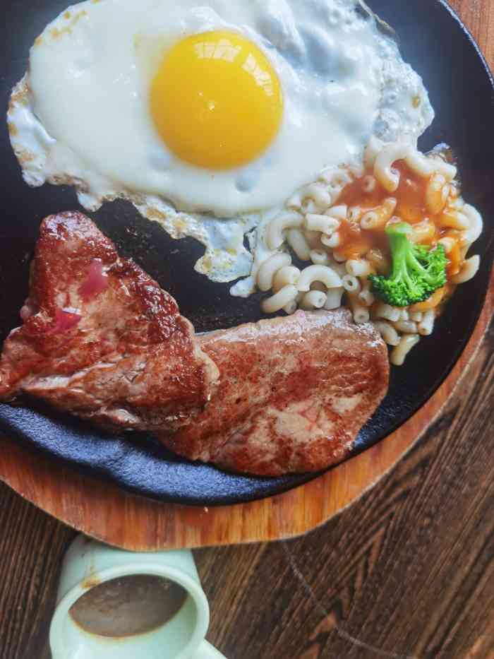 豪尚豪牛排馆(花乡奥莱村店)-"店内不大,环境还好,服务员是实习生,有