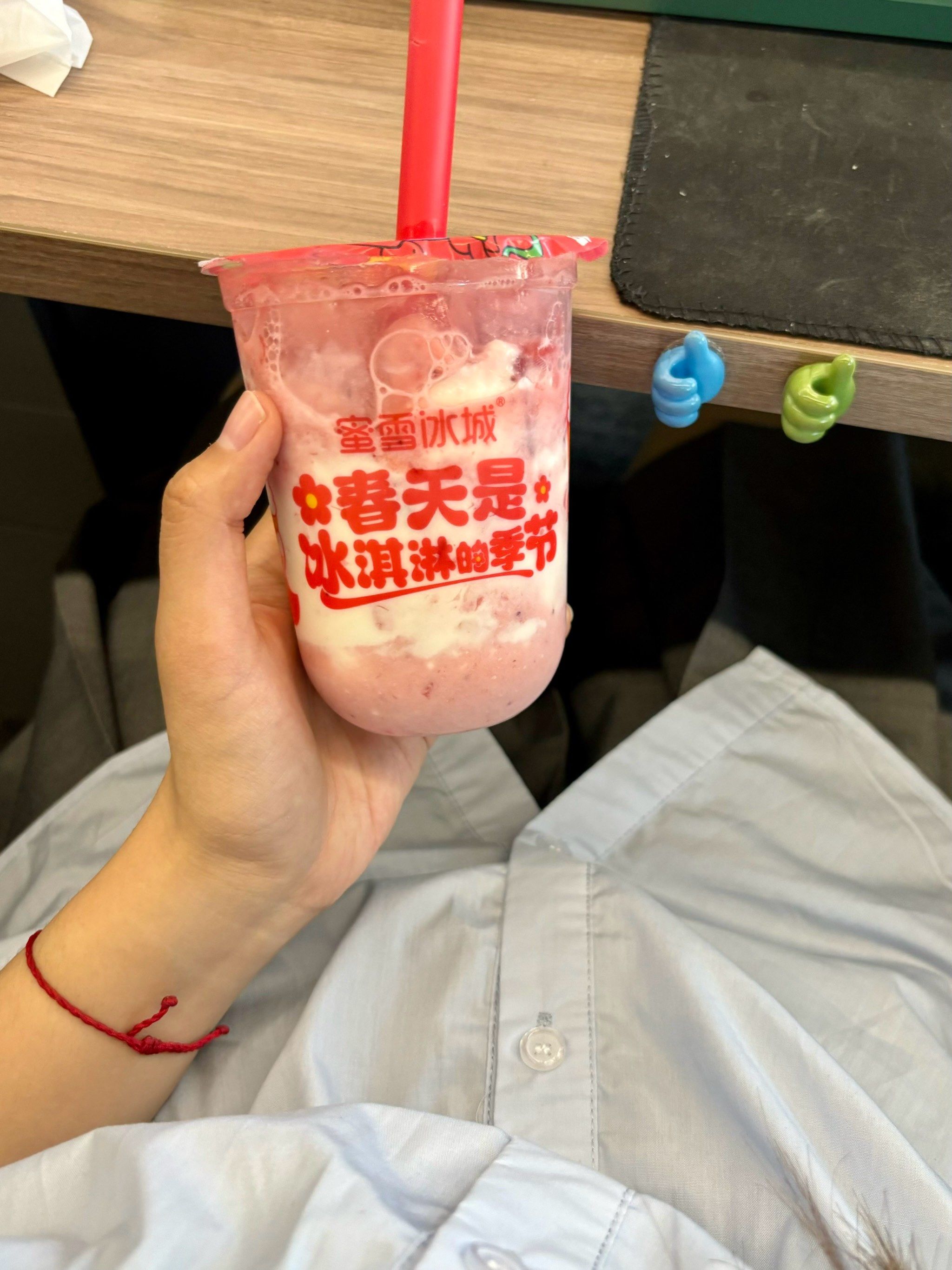 蜜雪最伟大单品!草莓摇摇奶昔!