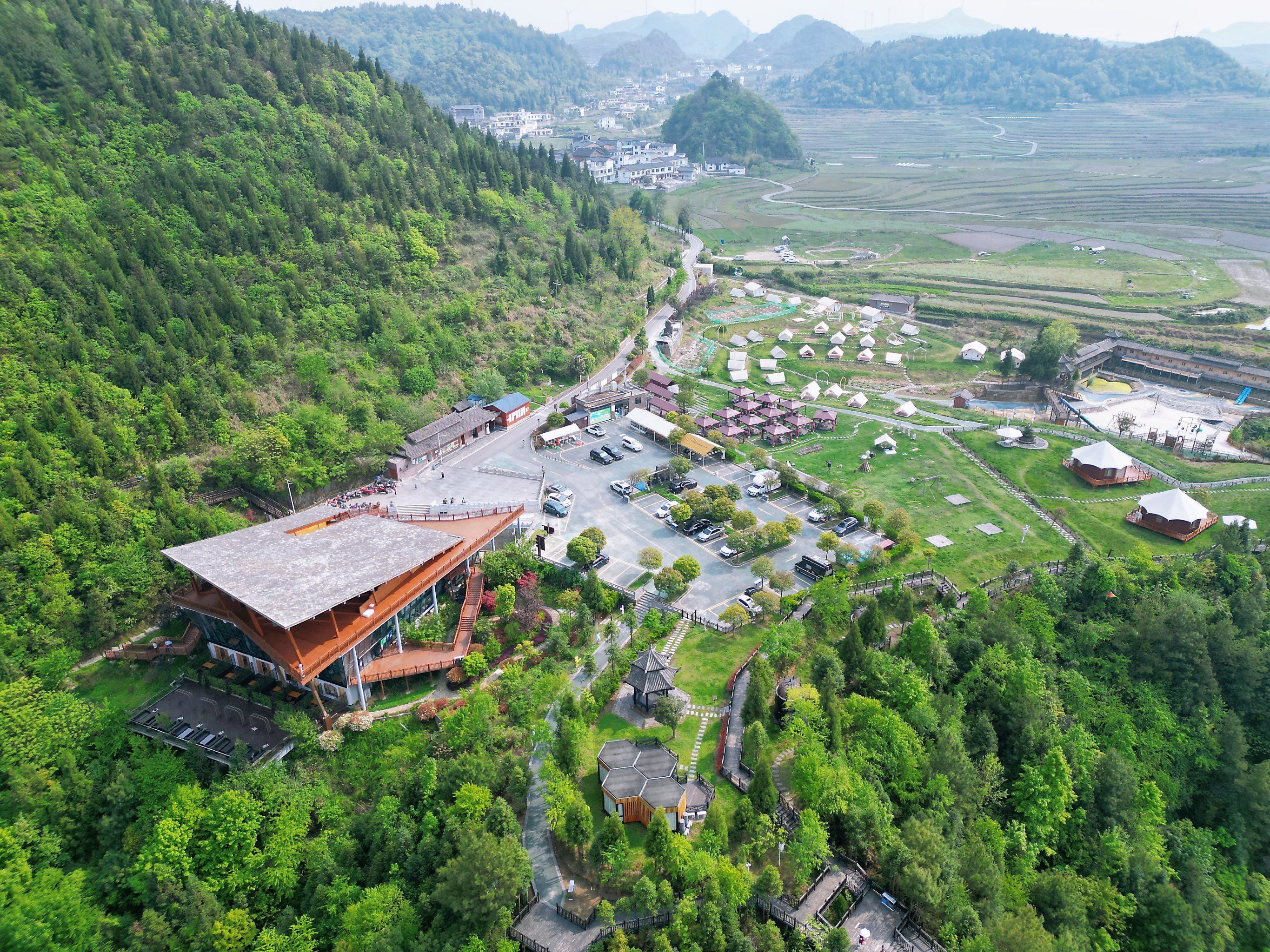 悬崖边上的露营寻春,贵阳高坡扰绕露营地一探