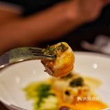 切成一段段很好入口 旁边是西西里小米做成的饼