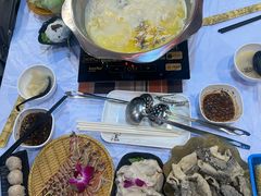 小锅花胶鸡汤-鲜入围煮花胶鸡海鲜火锅