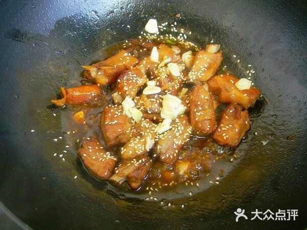 葱姜蒜切片。冷水锅放入排骨焯水