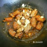 葱姜蒜切片。冷水锅放入排骨焯水