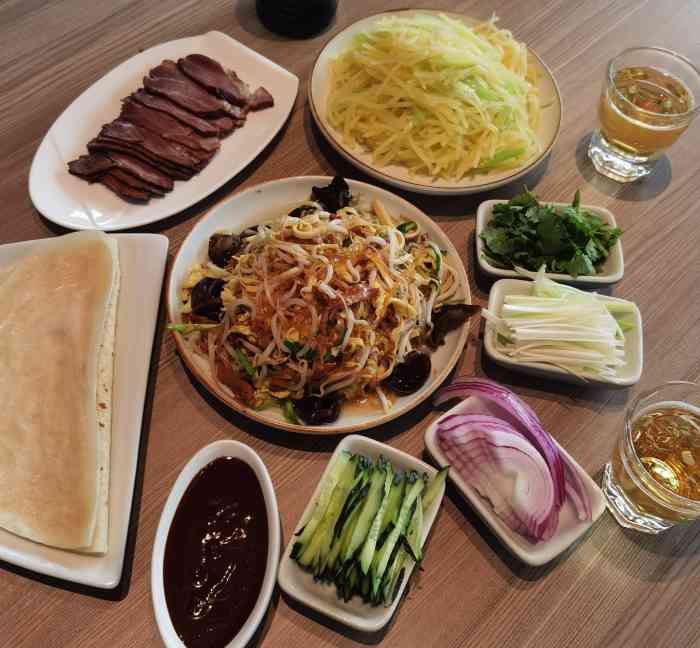 老昌春饼(果戈里街店)-"东北三省连锁菜馆,用烙饼卷菜吃,口味比较.