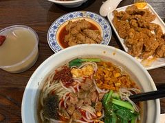 阿婆酥肉-爆炸头阿姨小四川正宗川味小吃(无任何分店)