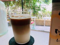 咖啡拿铁-彳亍咖啡·这里(水湾路店)