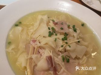 感觉他家本帮菜做的比较好，相比之下咖喱牛腩就一般