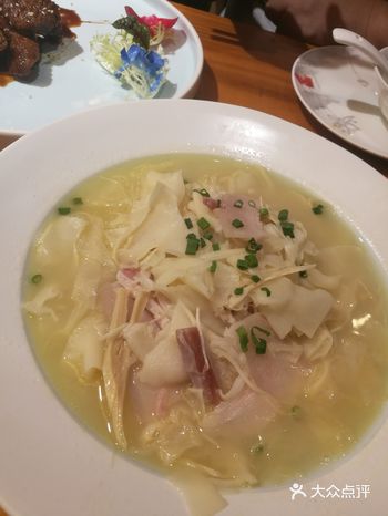 感觉他家本帮菜做的比较好，相比之下咖喱牛腩就一般