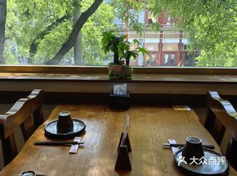 搜搜就选择这家了。一楼是另外一家餐厅