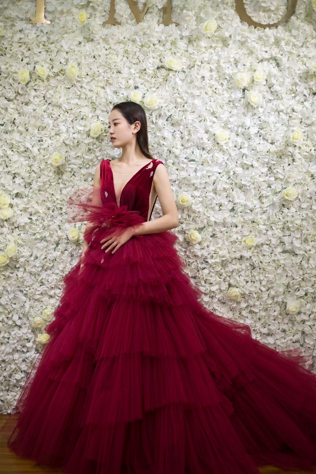 红色蛋糕裙礼服,丝绒红纱,打破刻板的传统