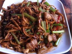 肉炒山里蘑-劳模山庄