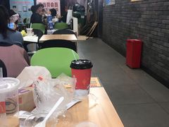 大堂-麦当劳(郑州东高铁站店)