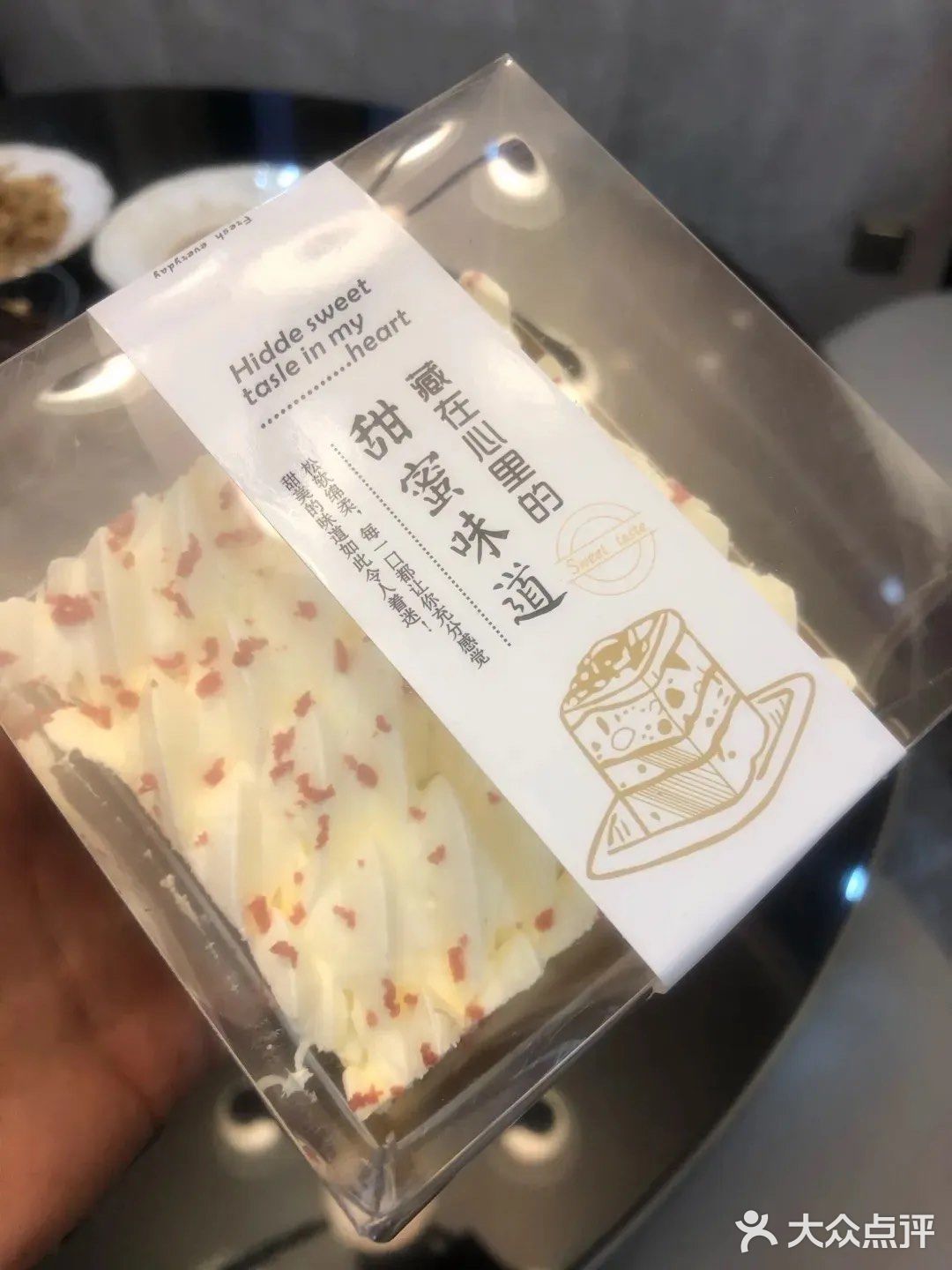 外层绵软,中间冰凉。「红丝绒蛋糕」