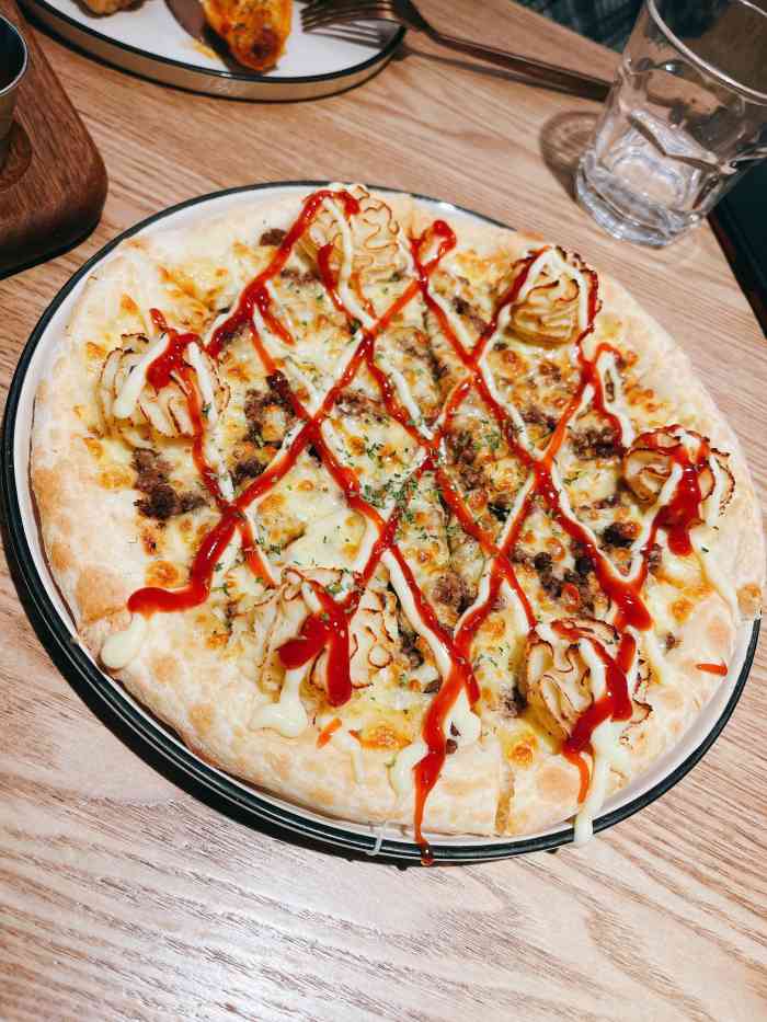 铁酱披萨(莱蒙都会店)-"「经典铁人披萨」饼底很薄,味道还可以,但.