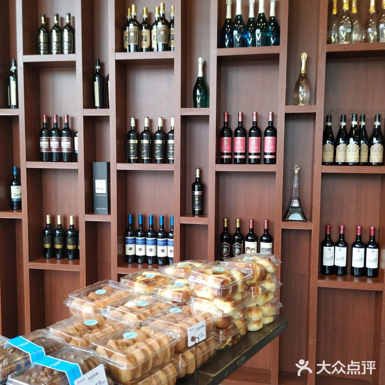 一面墙上有酒的装饰，里面靠窗的一面还有休息用餐区