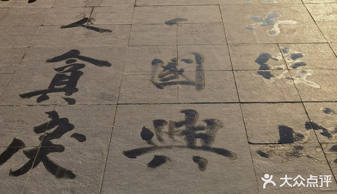 早上做完了核酸顺便去凤凰山爬了个山，据说山顶的亭子要