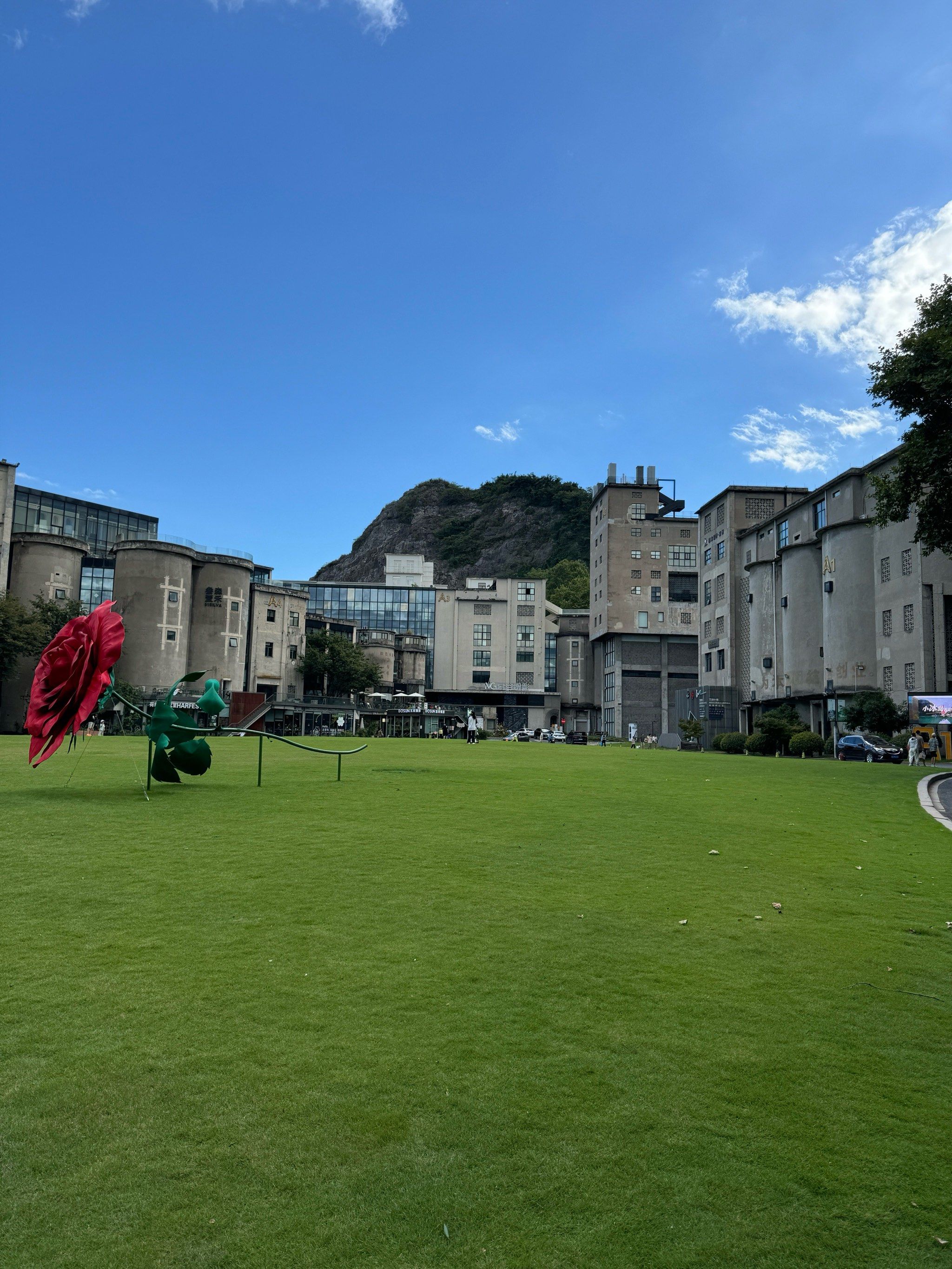 它位于西湖区的转塘,是省级特色小镇,曾经是废弃的水泥厂