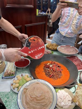 鸿姐老火锅以其独特的菜品、优质的服务和舒适的环境