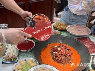 鸿姐老火锅以其独特的菜品、优质的服务和舒适的环境