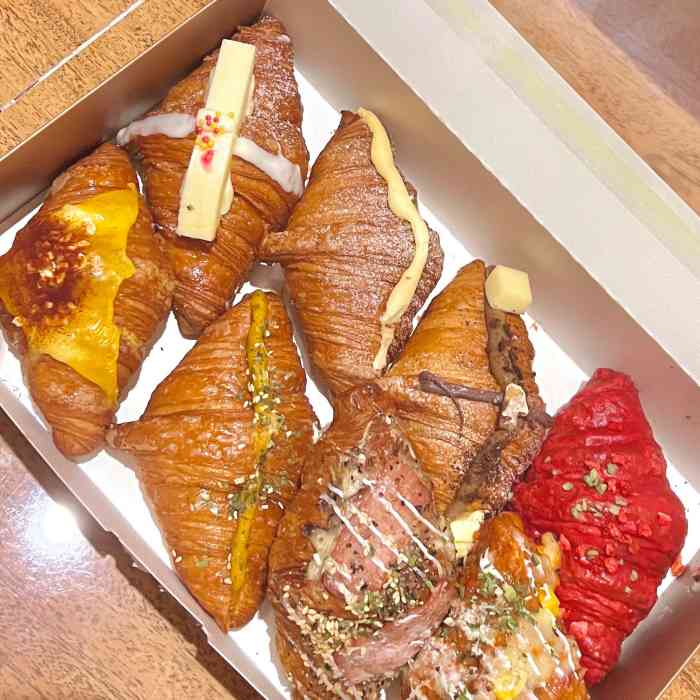 逛商场发现有家牛角包的专卖店月枫堂我是很爱吃牛角包的每次过来都