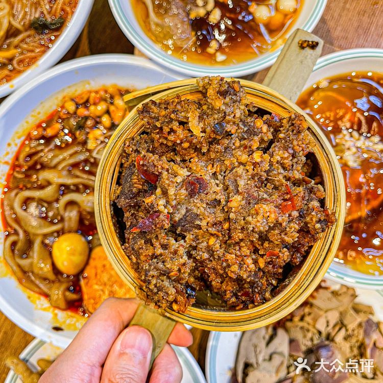 人均20吃成都最地道肥肠粉！实现嗦粉自由！