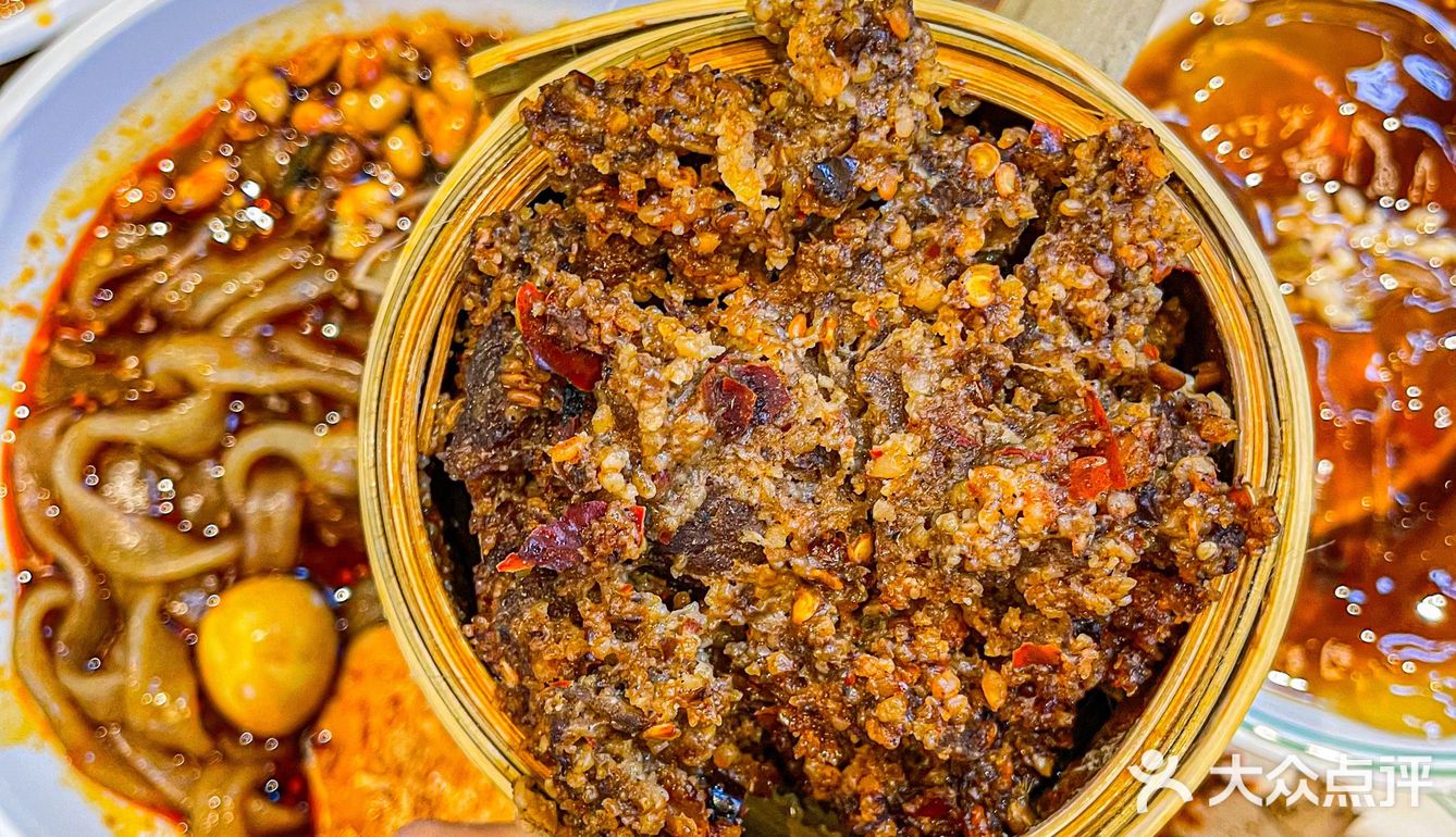 人均20吃成都最地道肥肠粉！实现嗦粉自由！